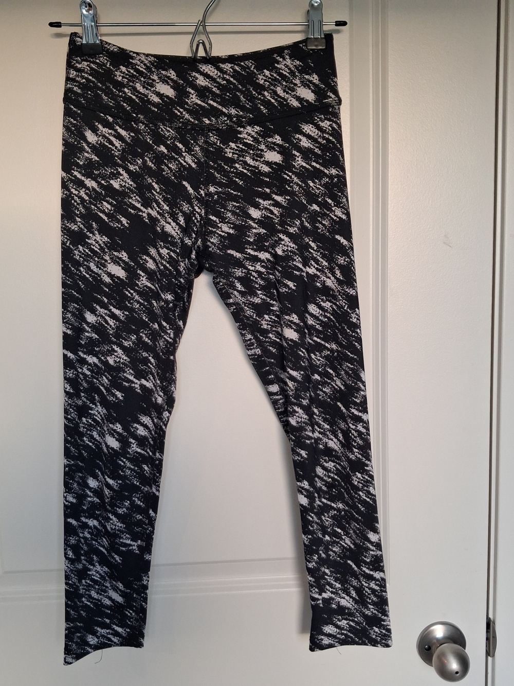 Beyond Yoga Black and White Abstract Splatter Print Cropped Leggings